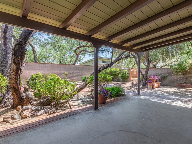 NICE LARGE SHADED PATIO OFF GREAT ROOM