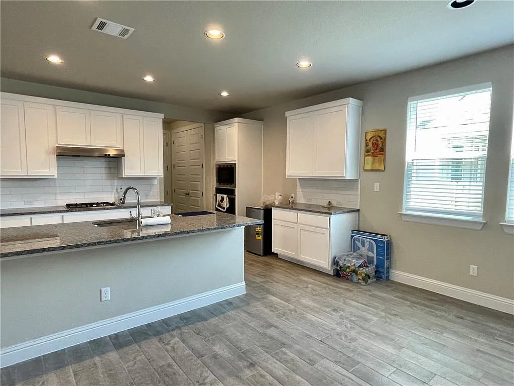 3 bed, 2.5 bath, 2100 sqft, $2,090 — Photo 3