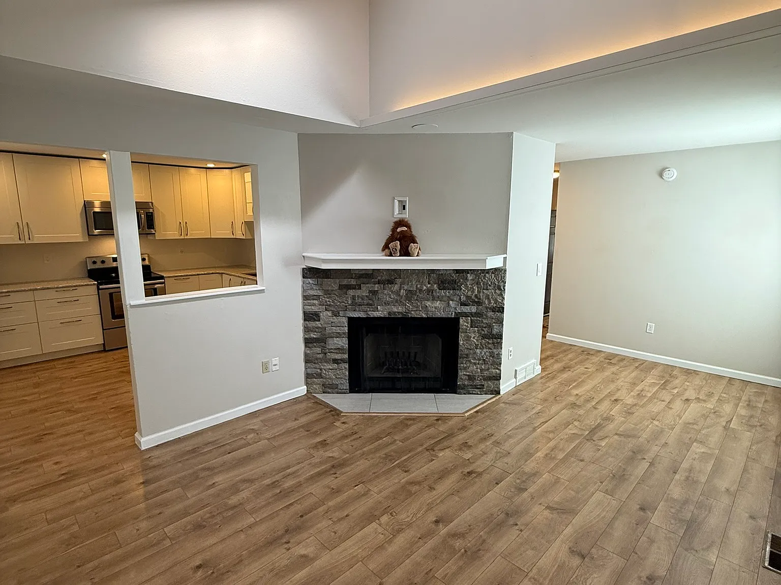 4 bed, 2136 sqft, $4,260 — Photo 3