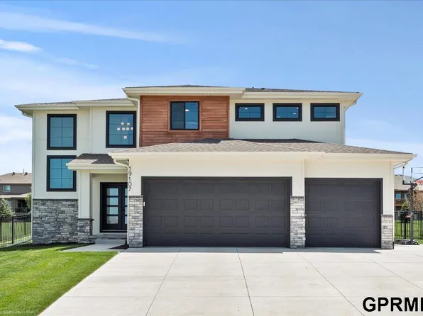 19107 Riviera Dr, Omaha, NE 68136