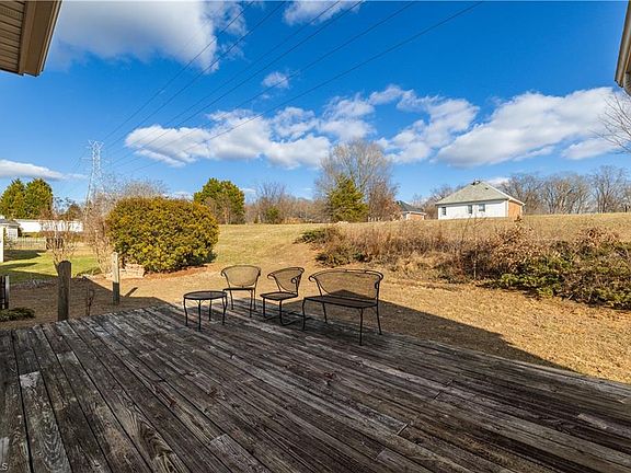 5th image of 221 Bradford Lake Ct
