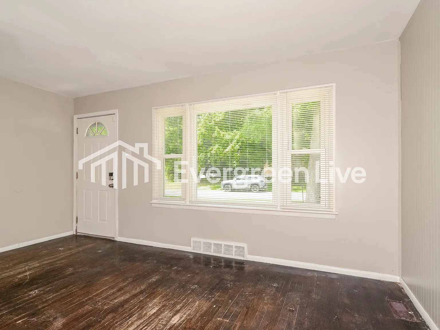 3 bed, 1.0 bath, 912 sqft, $1,095 — Photo 4