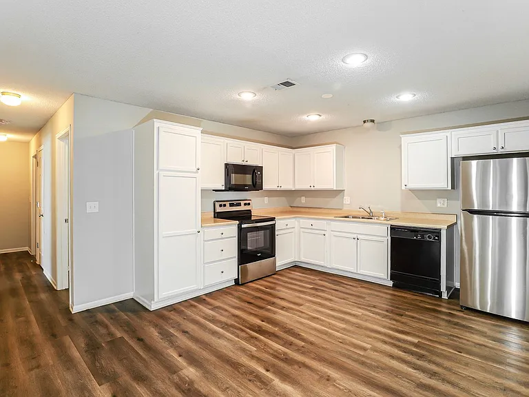 514 NW Woodbury Dr — Photo 5