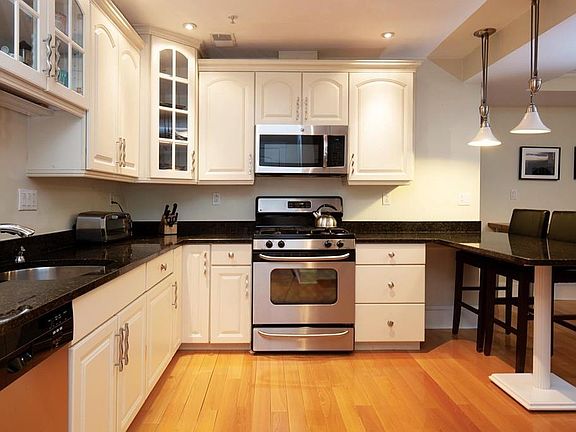 5th image of 126 Longwood Ave APT A