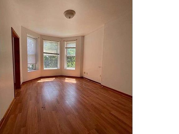 4th image of 4932 N Kenmore Ave Floor 2
