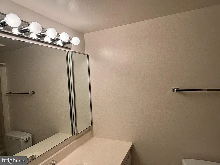 8370 Greensboro Dr #422 — Photo 8