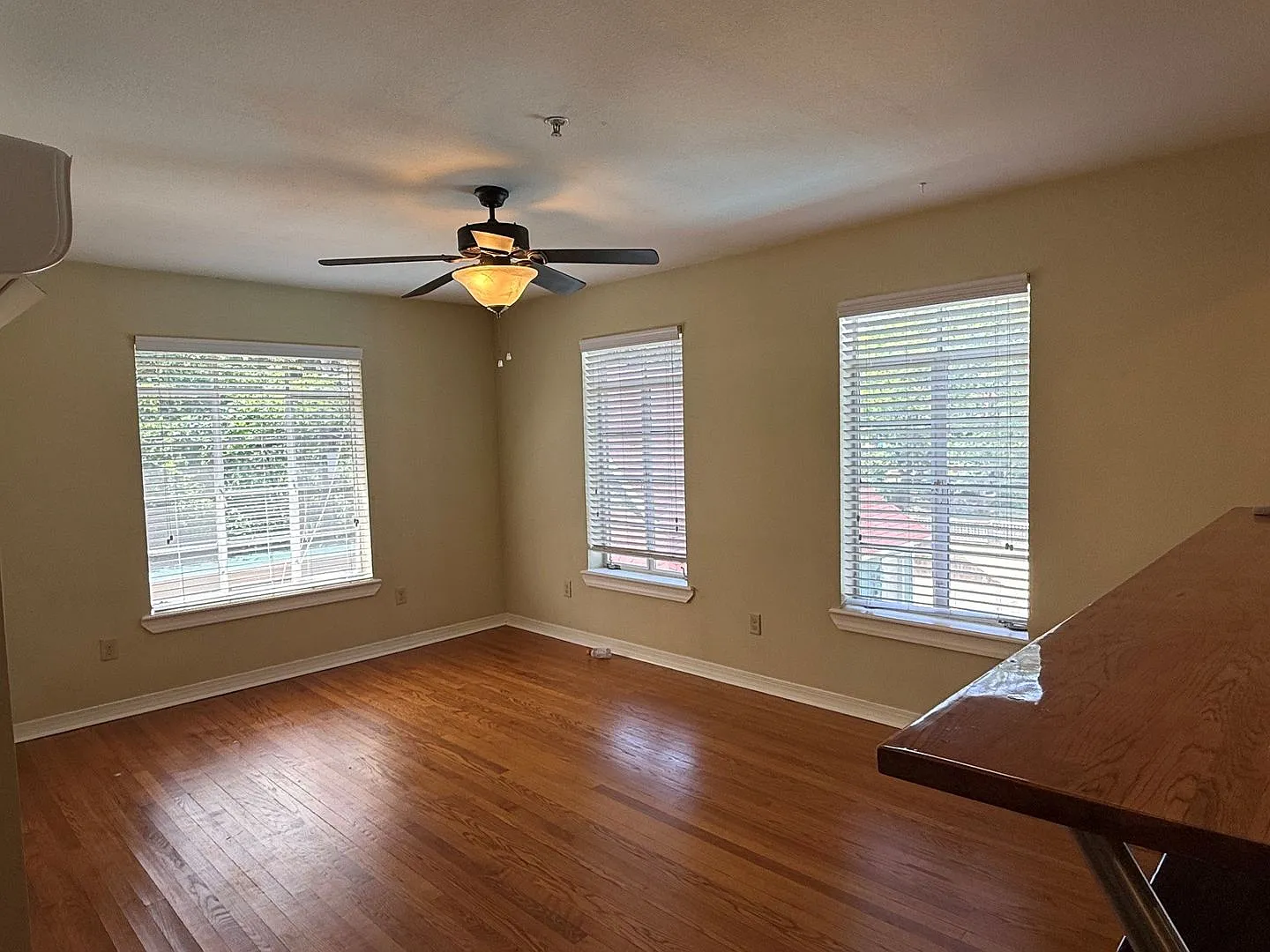 Broadway Manor — Photo 2