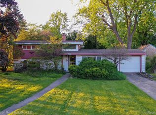 6220 Williams Lake Rd, Waterford, MI 48329