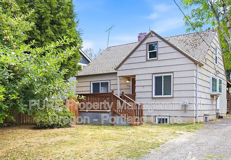 6320 NE Simpson St — Photo 2