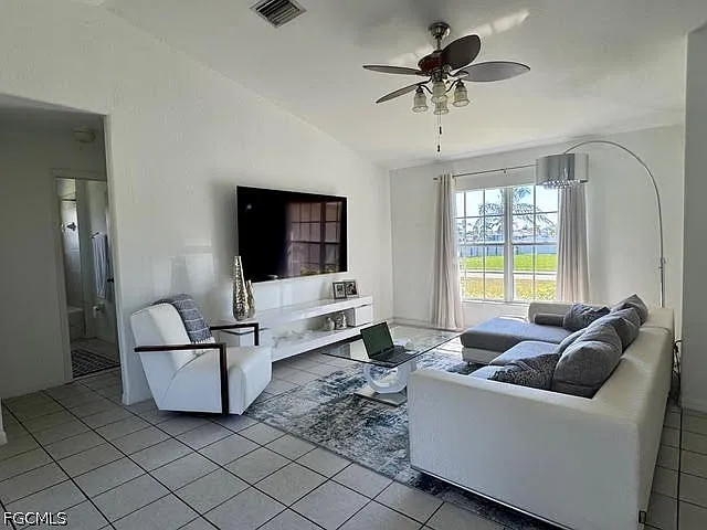 3 bed, 2.0 bath, 1215 sqft, $1,900 — Photo 3