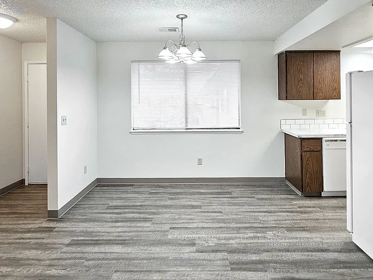 Avalon Court Apartments — Photo 51