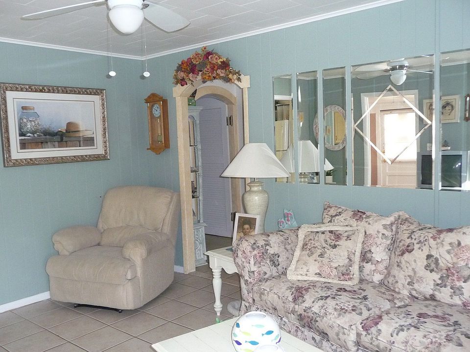 Bright roomy livin room