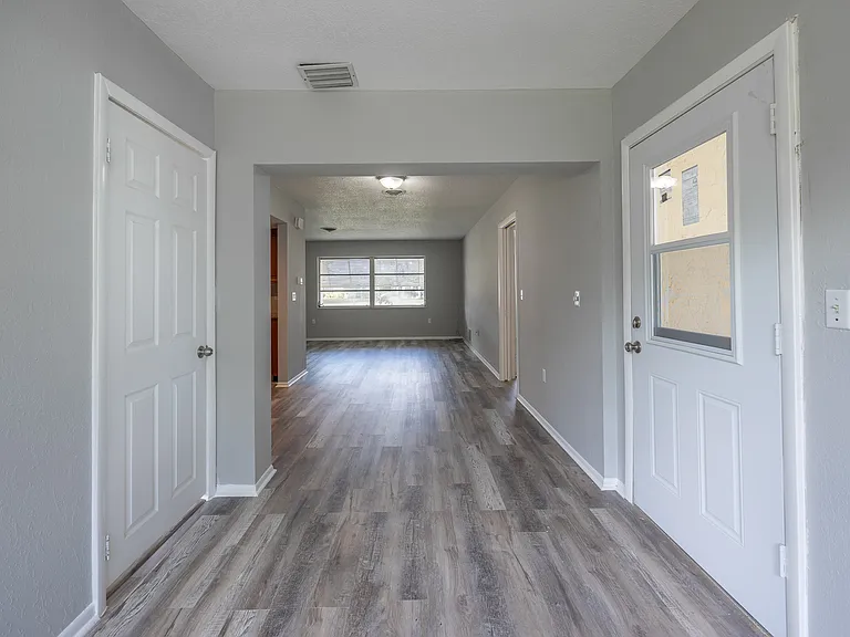 916 Gillespie St — Photo 11