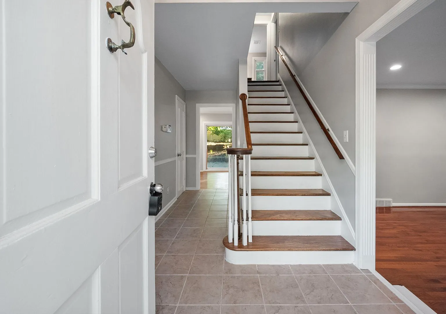 Fall in Love with this home in Barbourmeade! — Photo 4