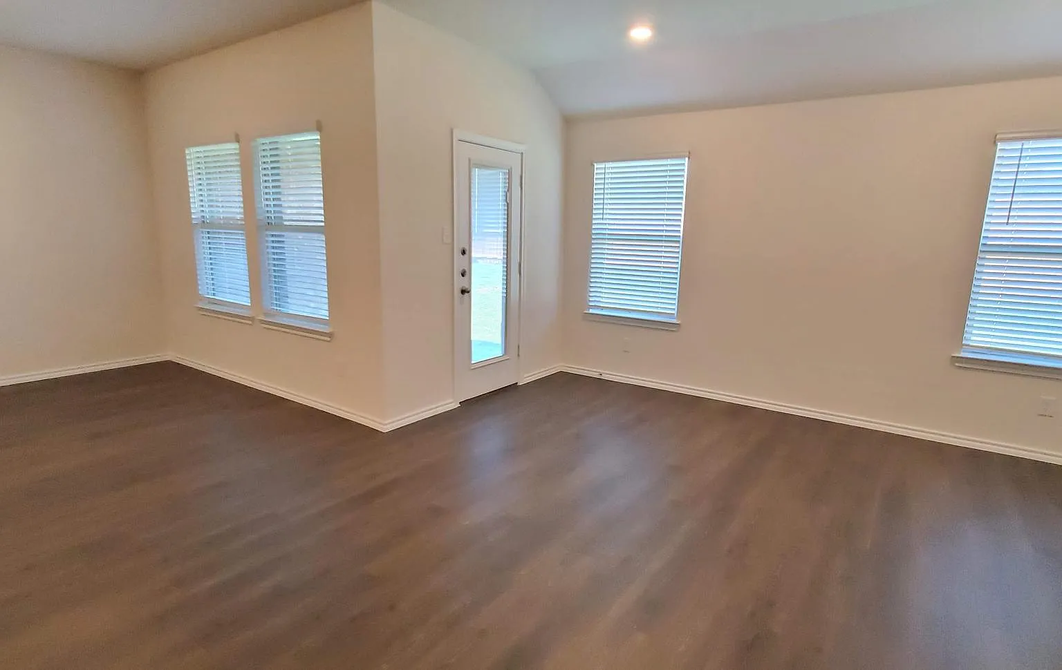 4 bed, 2011 sqft, $2,100 — Photo 3