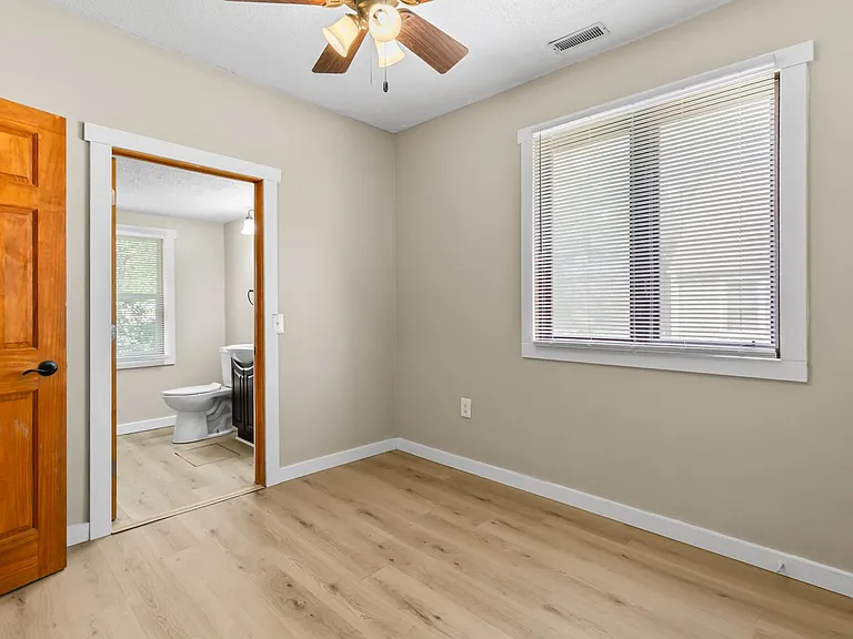 125 E Charles St — Photo 7