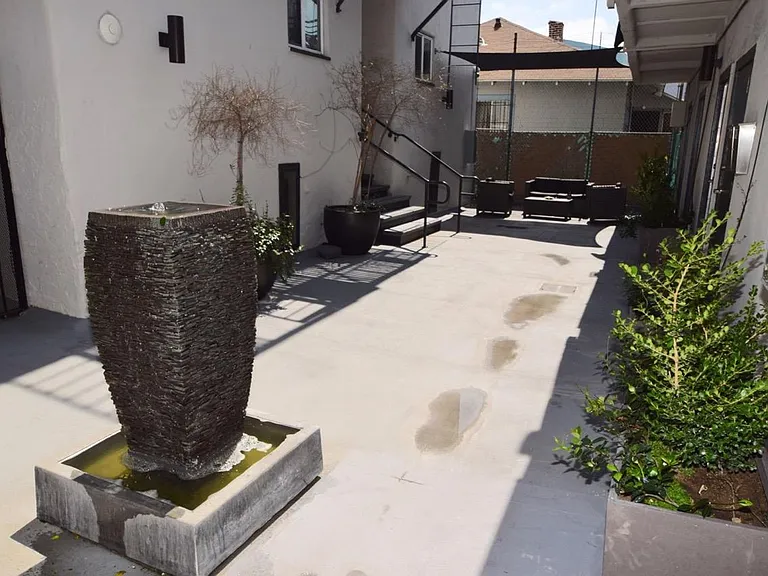 Alex Court Apartments — Photo 6