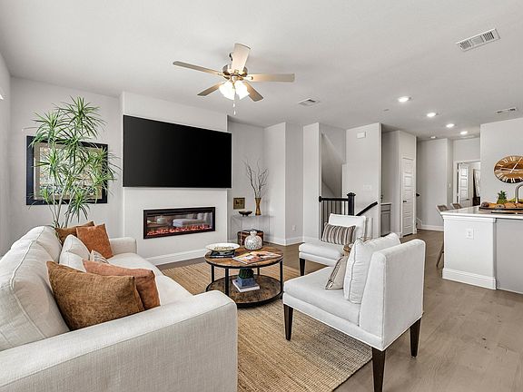 3rd image of 381 Blackthorne Dr