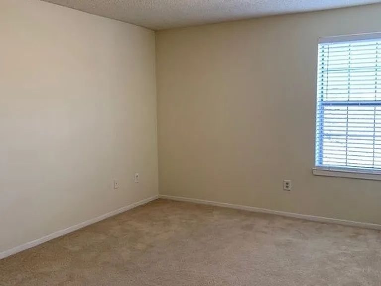 218 N Texas Blvd — Photo 36