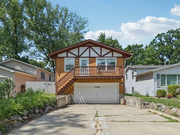 1228 N Lake Shore Dr, Round Lake Beach, IL 60073