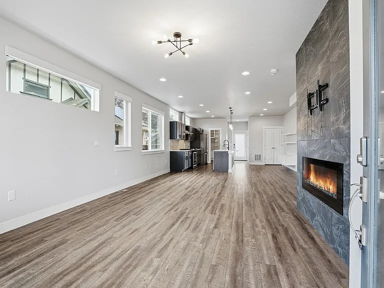 1518 N Newton St — Photo 5