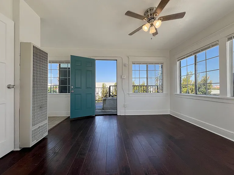 701 Linden Ave — Photo 2