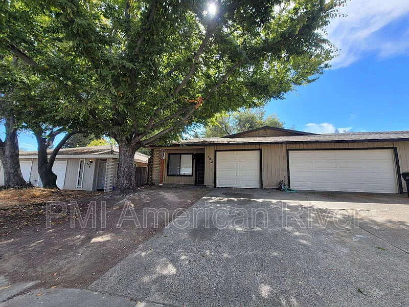 2 bed, 1.0 bath, 941 sqft, $1,890 — Photo 1