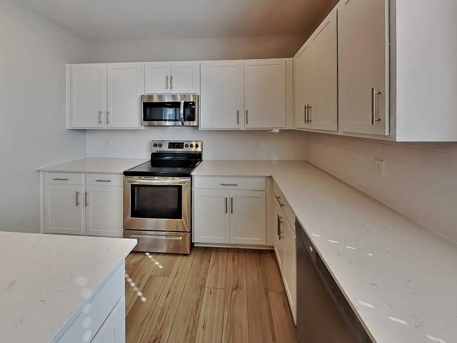 3 bed, 2.5 bath, 1704 sqft, $2,399 — Photo 2