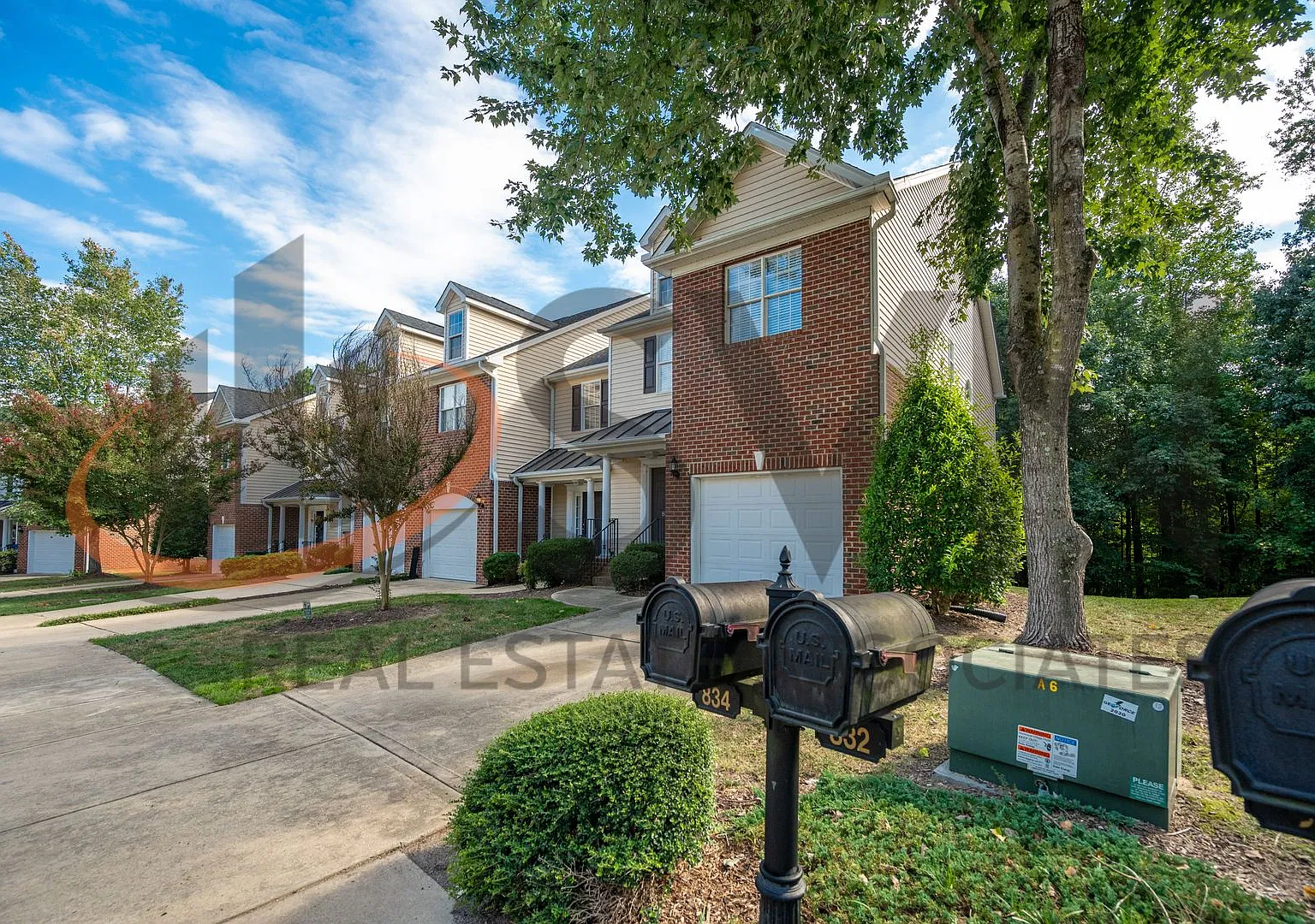 Spacious 3BR, 2.5BA End-Unit Townhome! — Photo 2