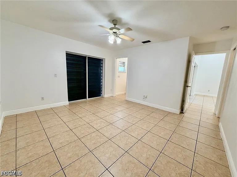 527 NE 24th Pl — Photo 7