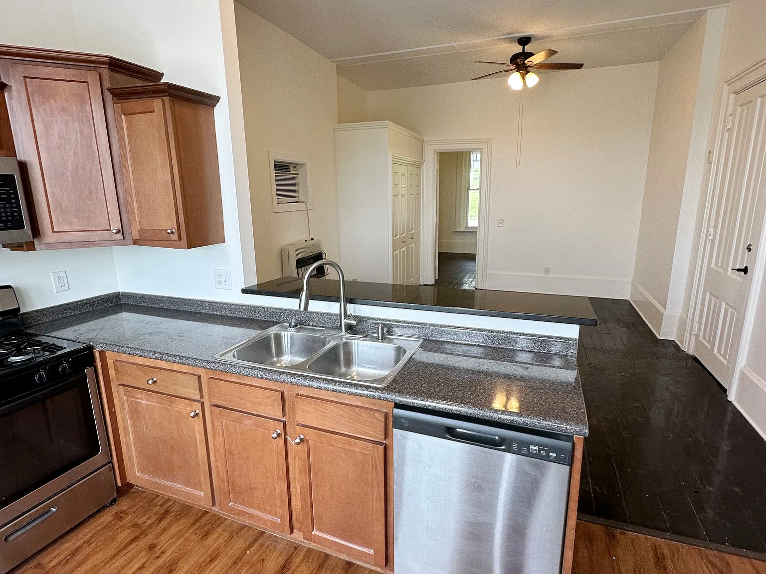 1 bed, $1,075 — Photo 2
