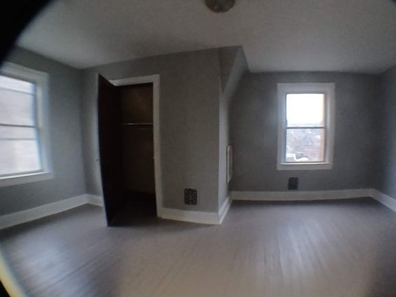 5th image of 582 E Chestnut St