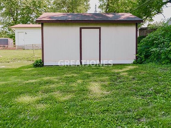 3rd image of 6962 Lindenwood Ave