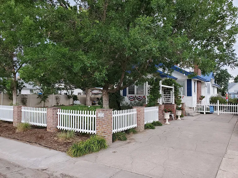 319 Cottonwood Ave — Photo 1