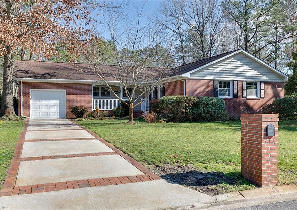 METICULOUS ALL BRICK ON A CRWAL ON WATER.  GORGEOUS CUSTOM DRIVEWAY AND WALKS.