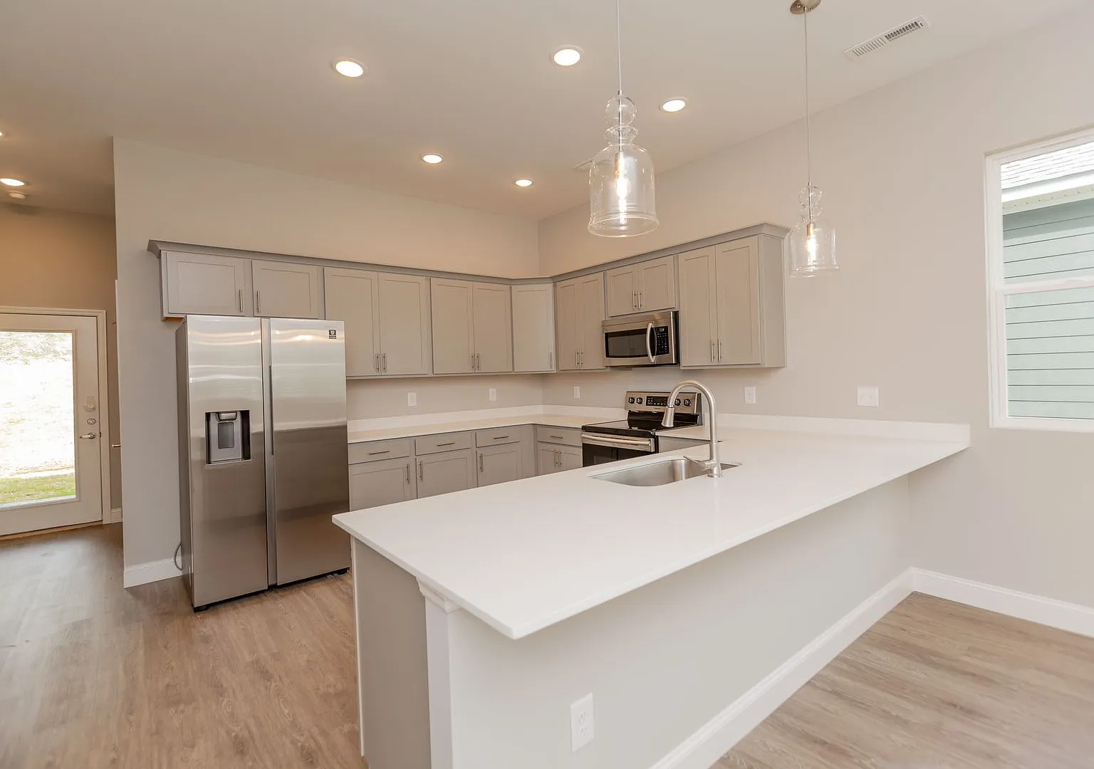 Modern 4 Bedroom Home in Red Bank — Photo 2