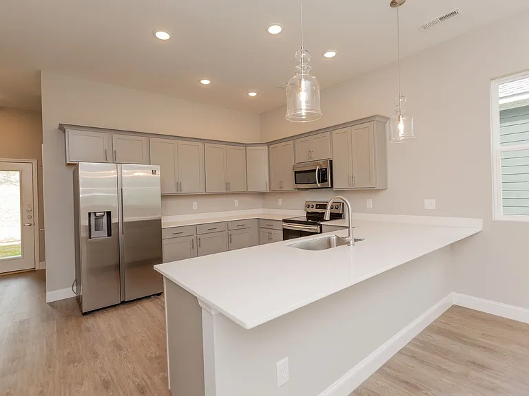 557 Strong Ave — Photo 2