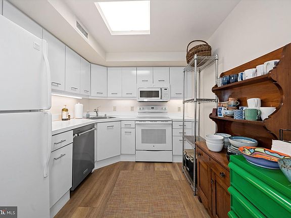 3rd image of 1100 Lovering Ave APT 406