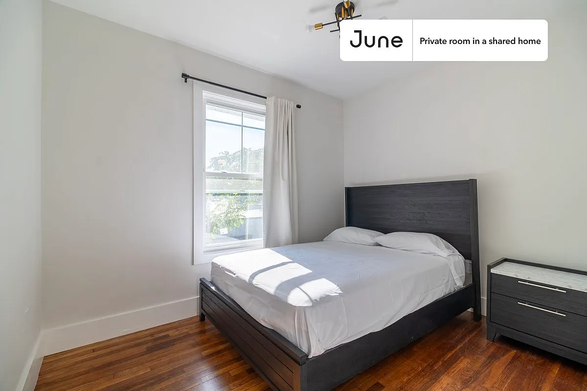 Queen bedroom in 5 bed/2 bath home in Roxbury #1900 B — Photo 1