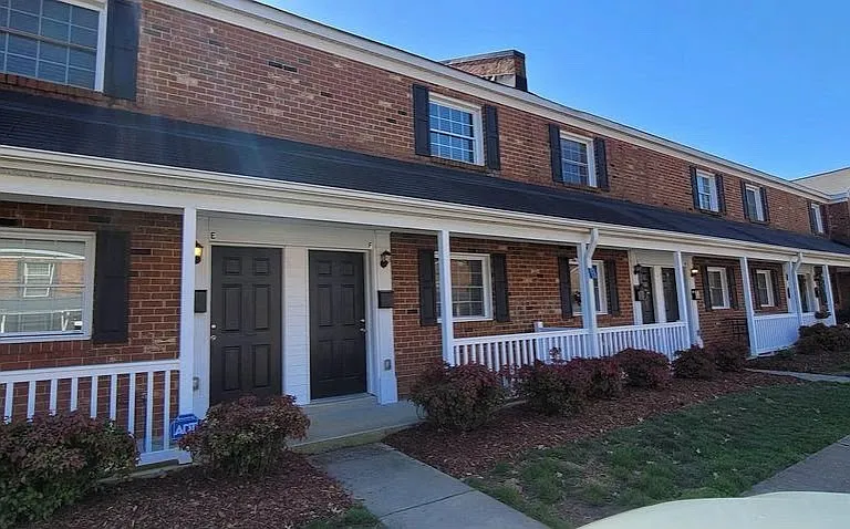 1213 Green Oaks Ln #1211B-1211G-1213E — Photo 1