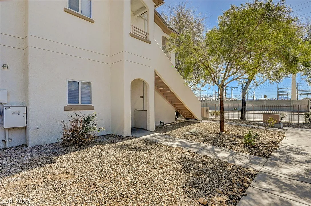 2 bed, 2.0 bath, 958 sqft, $1,275 — Photo 3