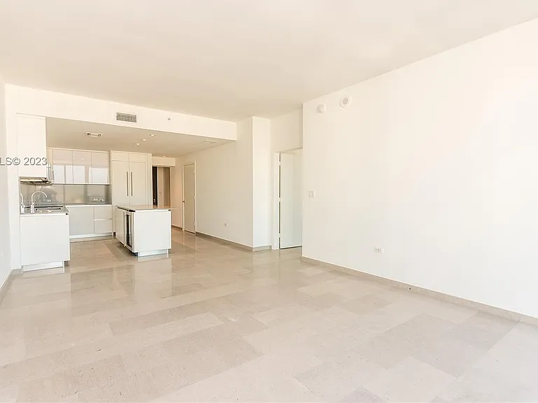 88 SW 7th St #1300 — Photo 11