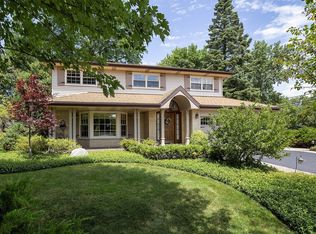 1300 Kenilworth Ln, Glenview, IL 60025