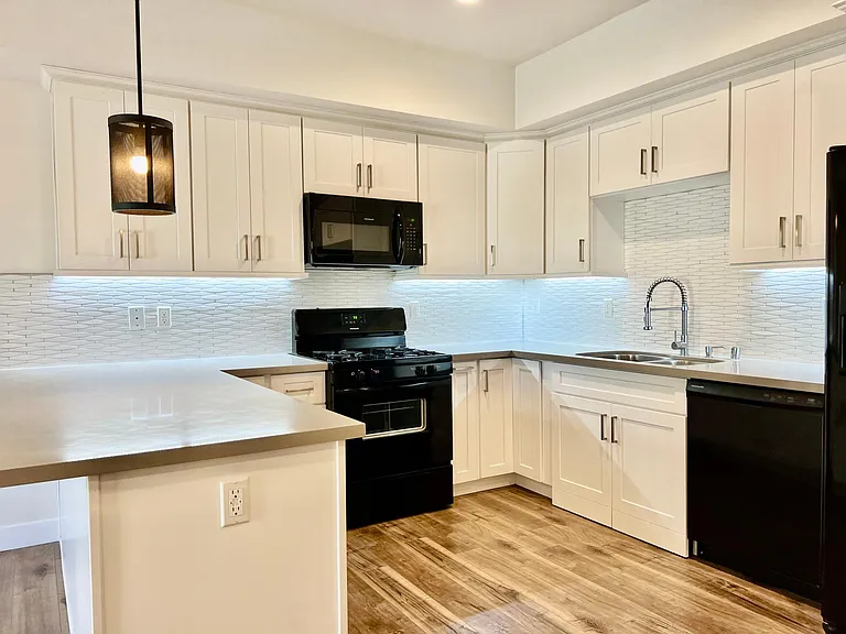 340 N Oxford Ave #202 — Photo 13