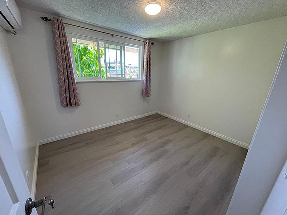 5th image of 1526 W Chateau Ave