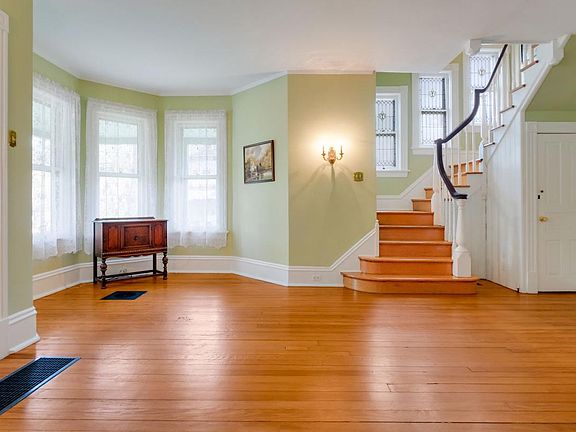 5th image of 130 Woodland Rd