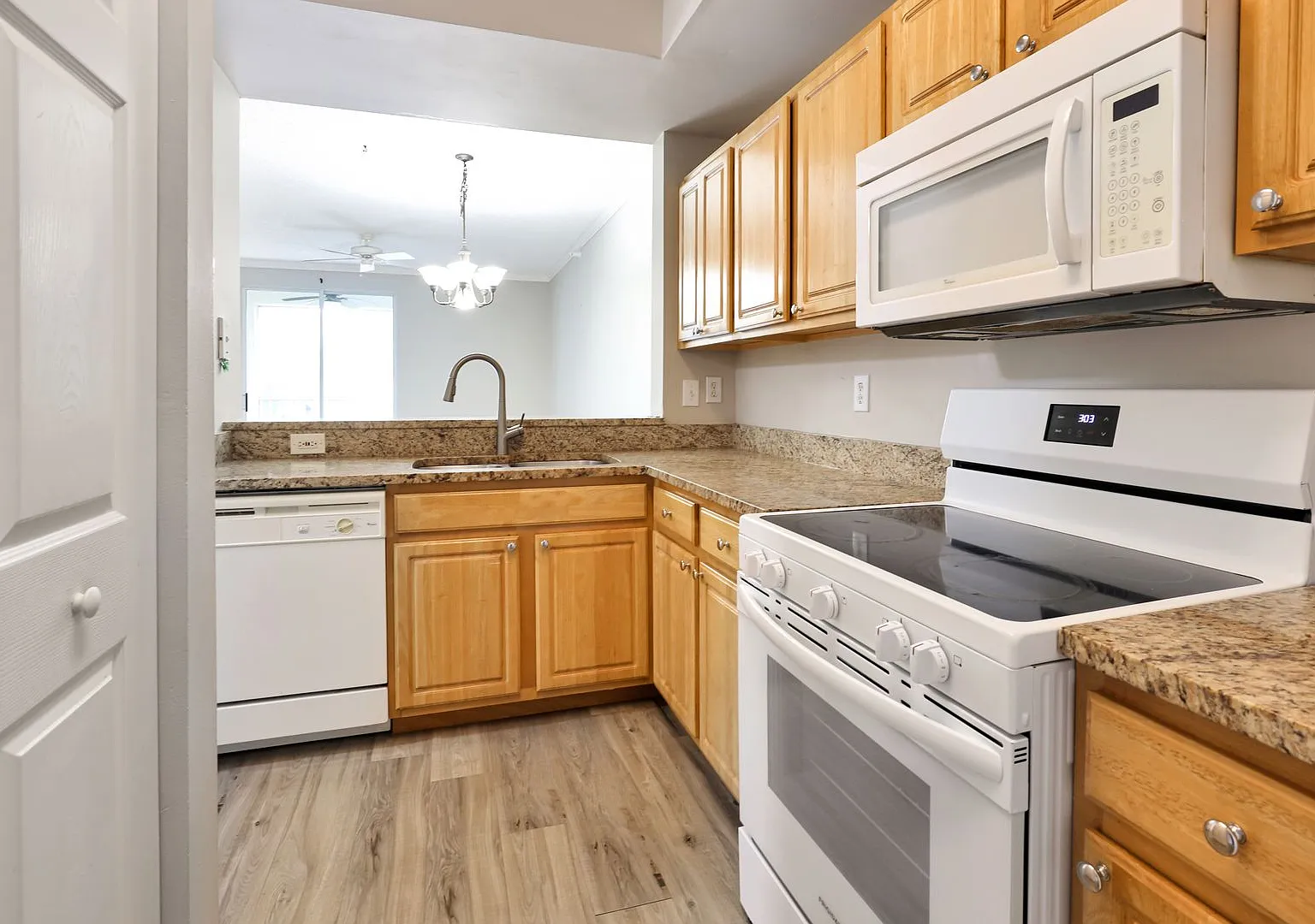 3bd/3bth In Las Palmas, Near UTC w/ Garage — Photo 3