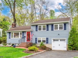 47 Robinhood Rd, Morris Plains, NJ 07950