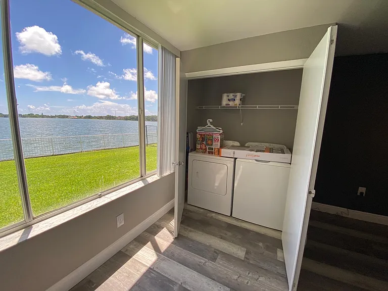 2831 N Oakland Forest Dr — Photo 2