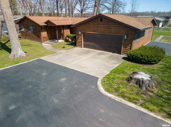 200 Oak Tree Ave, Salem, IL 62881